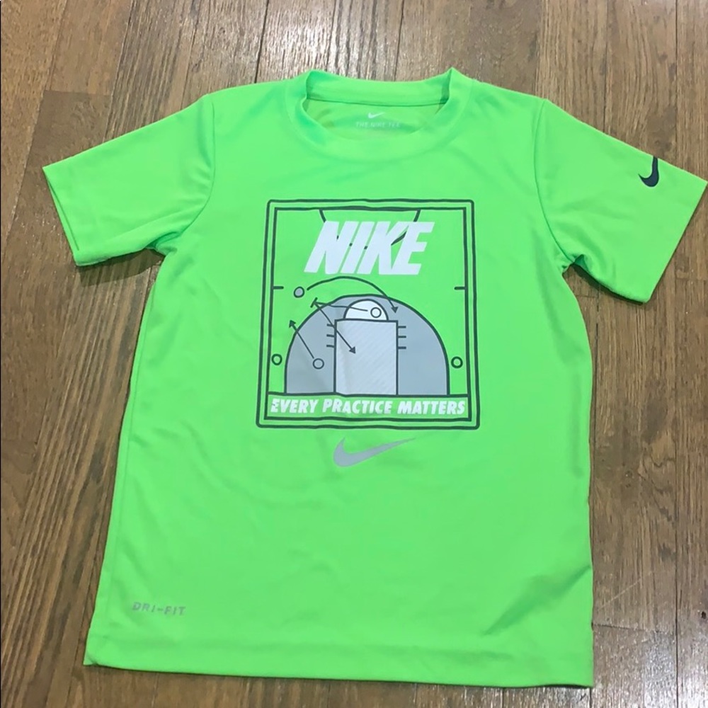 Nike boys short sleeve shirt size 7